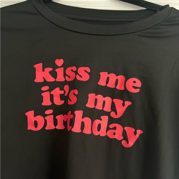 Kiss Me It’s My Birthday Black t-Shirt Crop Top in XL - Picture 2 of 3